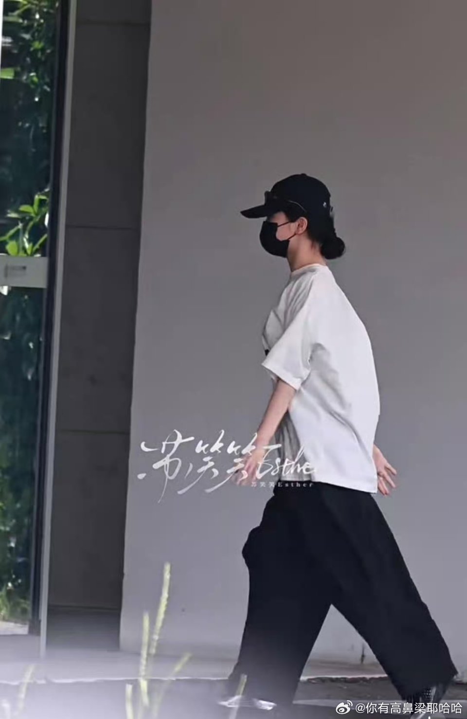你是说赵露思模仿这个？穿这么愁谁看的上，像小土妞，这么大众的设计算哪门子模仿，完