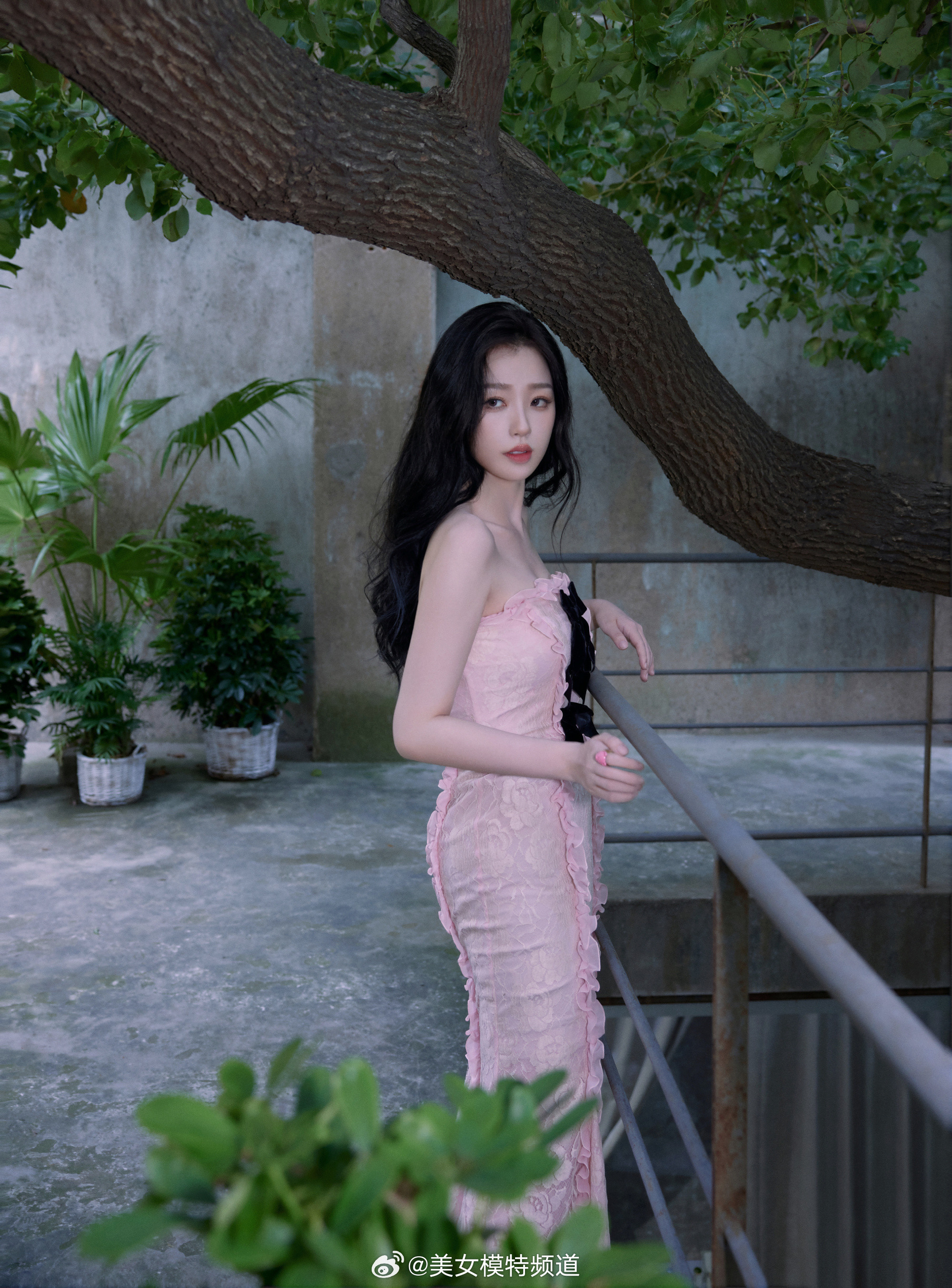 虞书欣粉色玫瑰长裙造型