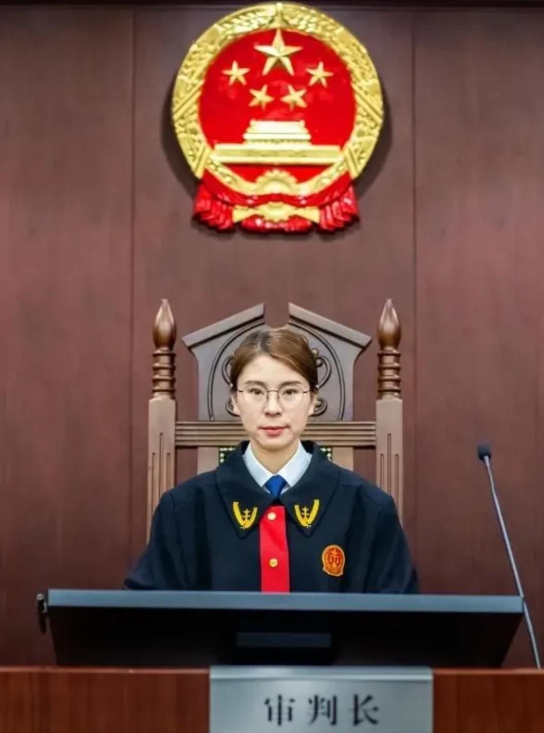 图中的女法官是徐飞云，现任苏州市中级人民法院知识产权审判庭副庭长。徐法官理论功底