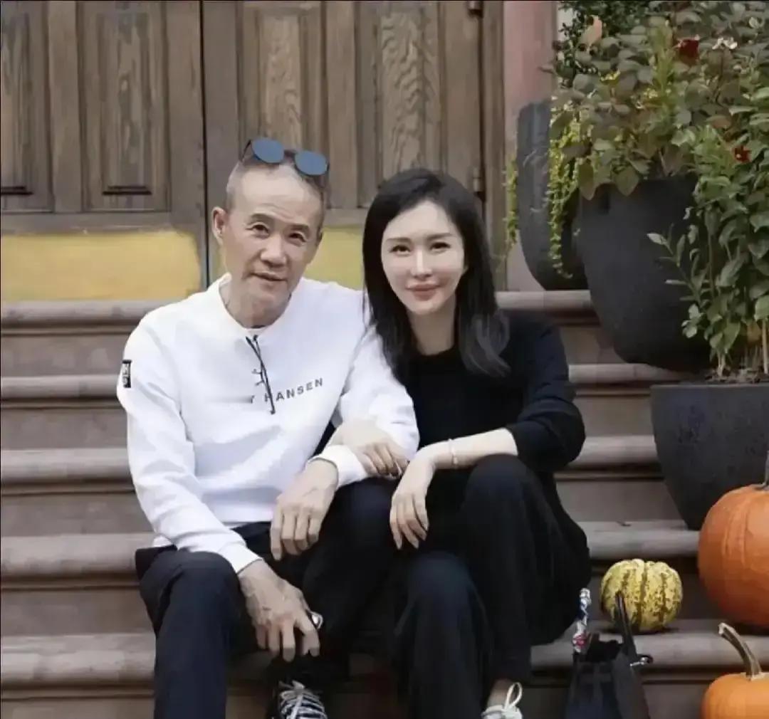 王石凌晨五点发视频，73岁刷完10公里，心率稳在120，镜头里他沿着深圳湾一路跑