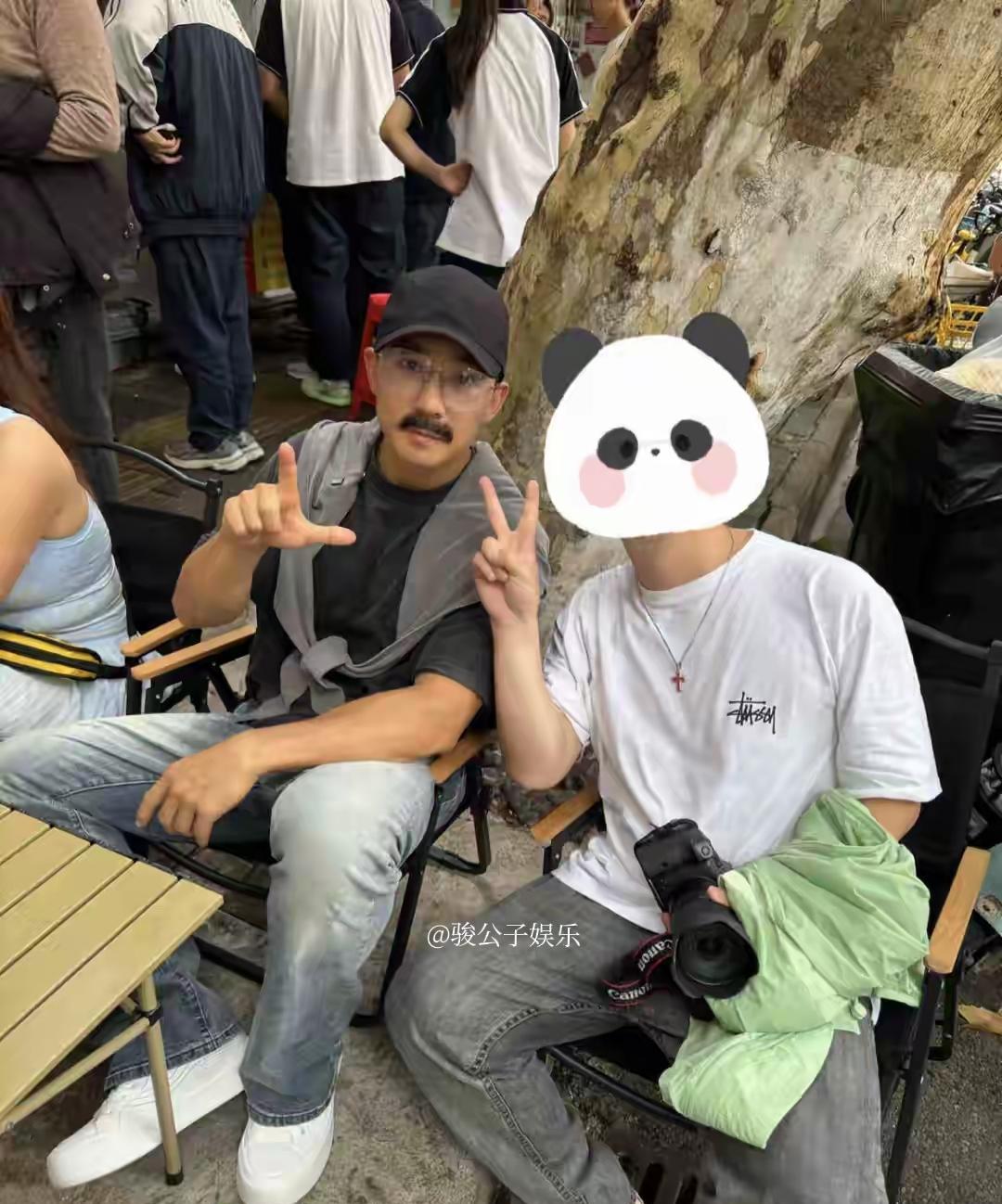 9月28日，刘畊宏与妻子王婉霏现身武汉街头，与工作人员一同在路边品尝麻辣烫，画面