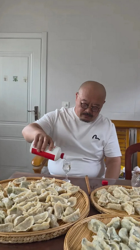 刀郎模仿者老刀吃饺子配酒，越吃越有。[呲牙笑]