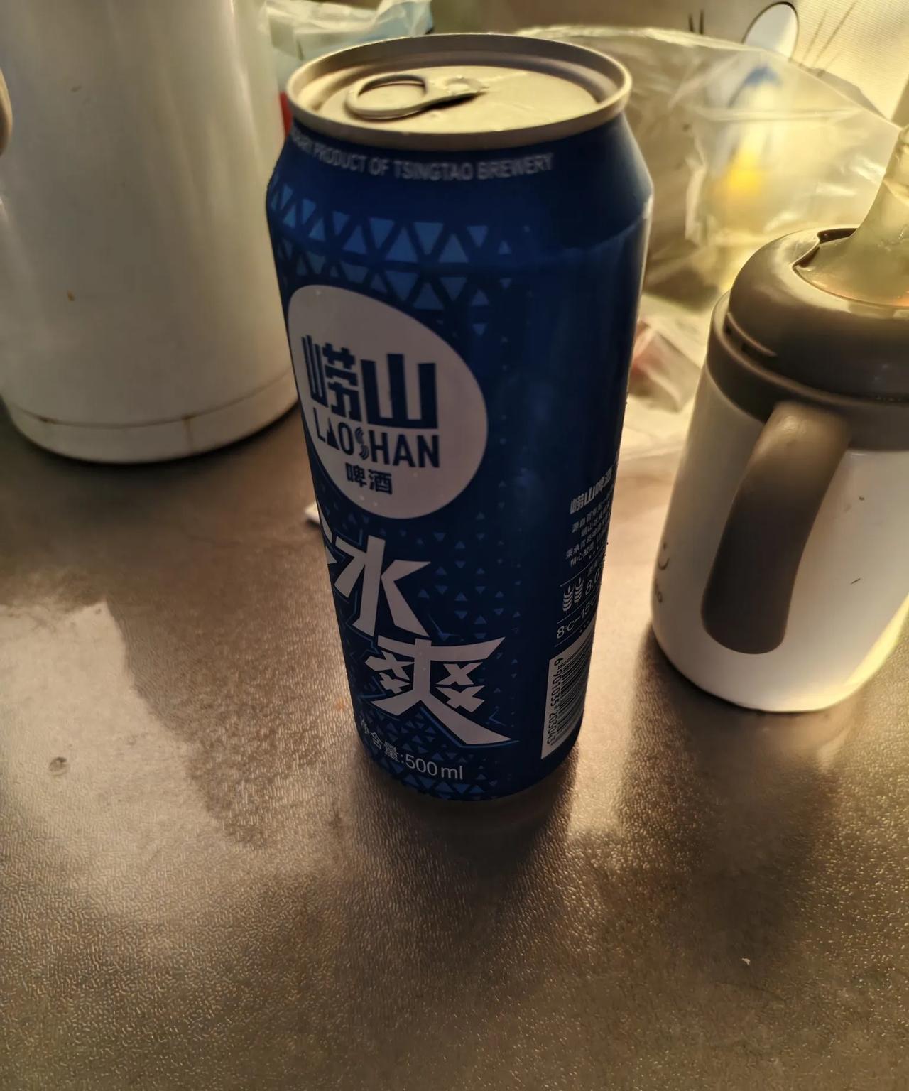 我以前是从来不喝酒的，今年夏天，老爸买了一箱啤酒，因为天气太热了，我就喝了一