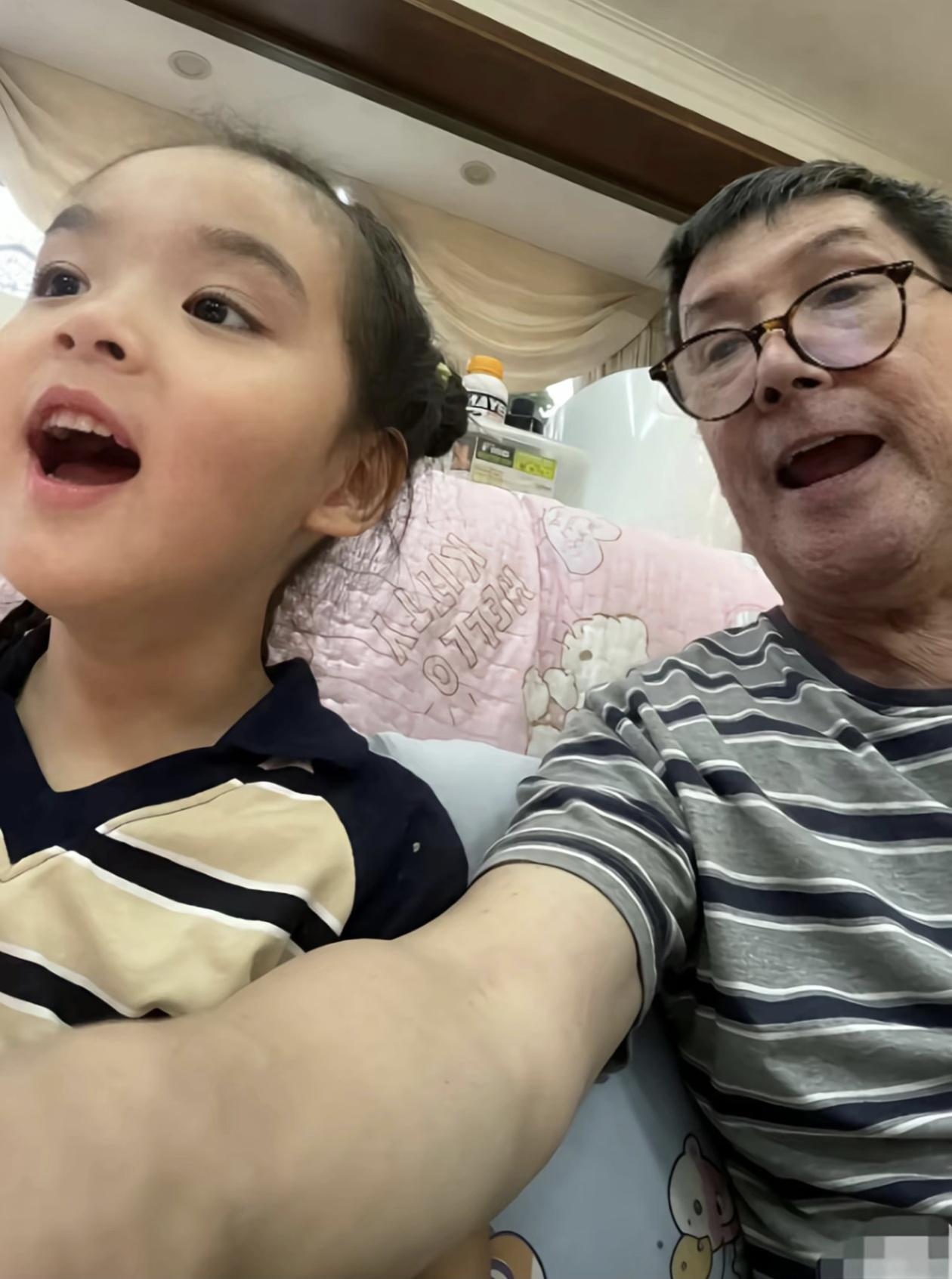 郭碧婷爸爸晒出4岁外孙向笙的合照，网友看完集体炸锅，说孩子眉眼间全是向佐的影子，