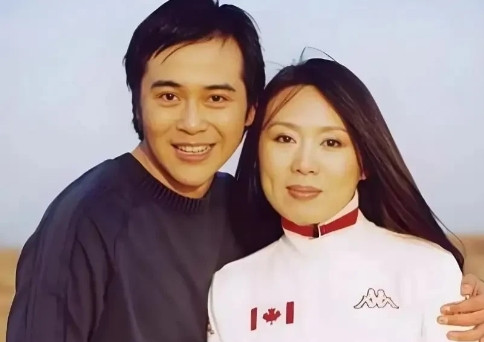 琼瑶没有骗人，这世上真的有又帅又专一的痴情郎！吴琼和小15岁的阮巡携手21年婚
