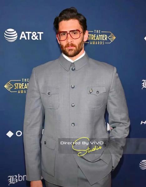 简直是教科书级别的“回旋镖”！这位美国顶流博主哈桑，这次是真的“刚”！不仅敢穿