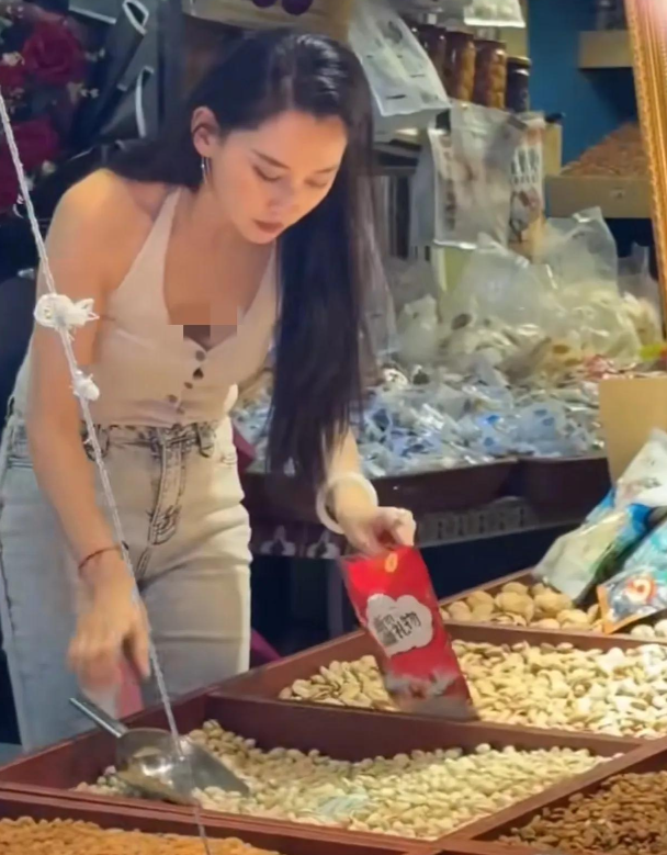 森林北在新疆逛夜市，打扮时尚身材火辣，在路边吃一元一串麻辣烫汪峰前脚刚忙于工