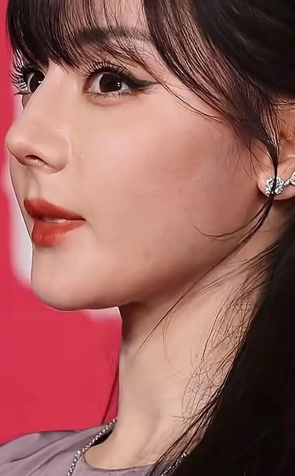 突然发现热巴和张雨绮越来越像了，脸颊鼓鼓的，整个人感觉肿肿的。我觉得春晚就不