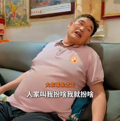为什么各大景区都盯着朱之文？原因很简单。真不是因为他唱的好、价格便宜，而是这老头
