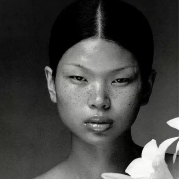 1999年，18岁满脸雀斑的吕燕去面试模特，一个男人却对着她说：“你真漂亮，真