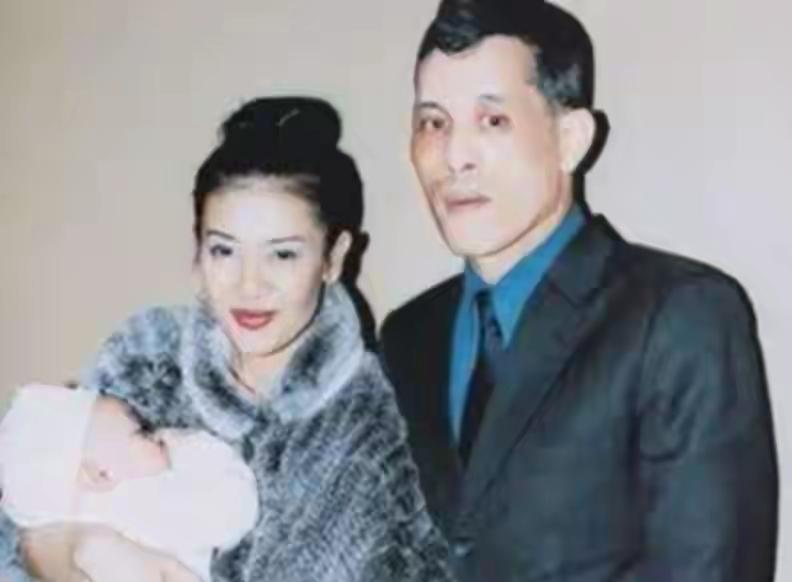 小小的提帮功时常在亲生母亲怀里，随着母亲被废妃，提帮功也离开了亲生母亲的怀抱。再