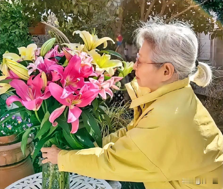 我实在理解不了我妈，今年都68了，每月退休金6200，外加1600的房租进账，