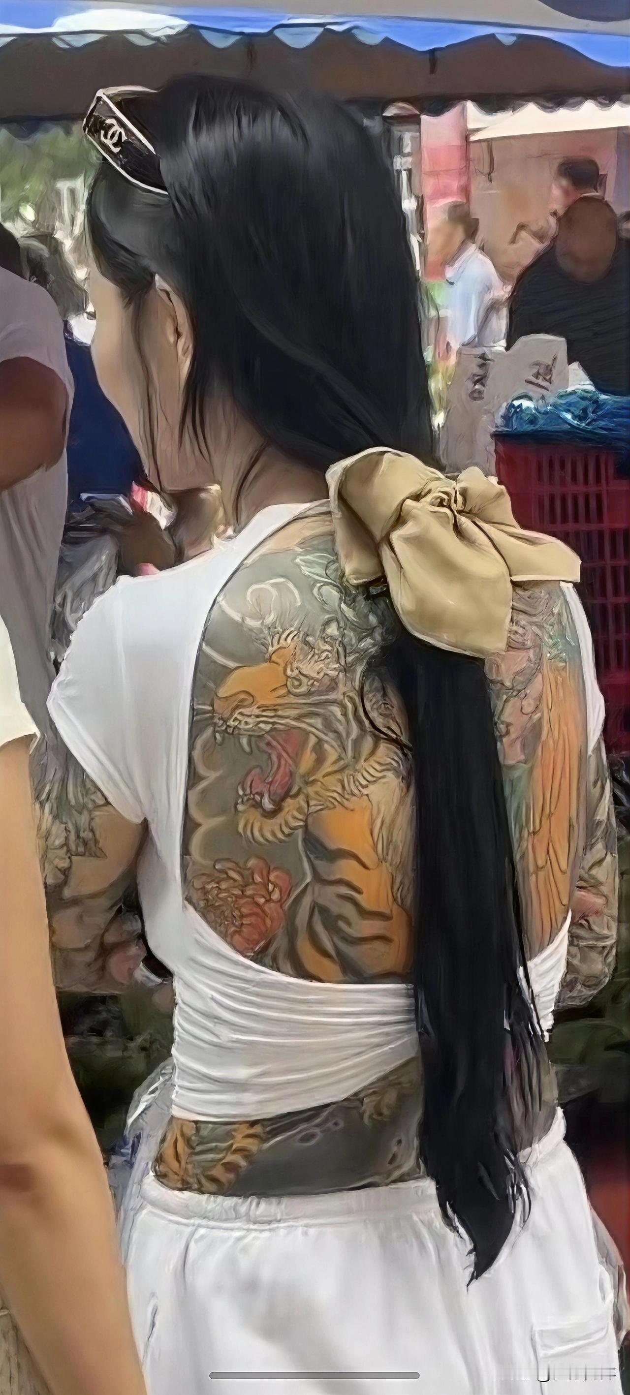 一个好好的中国姑娘，怎么纹“日式”满背纹身呢？这种“下山虎”搭配菊花