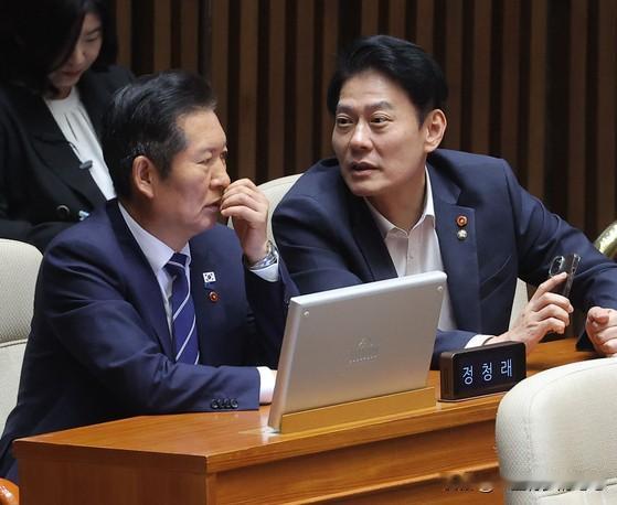 6月16日，韩国共同民主党党首郑清来的秘书室长韩敏秀直接打脸舆论盛行的“亲李、亲