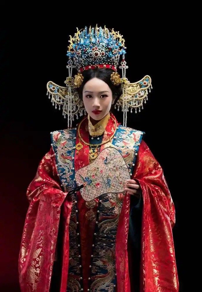 吴尊晒NeiNei穿婚服，配文：我不担心啦，要担心的是她另一半​