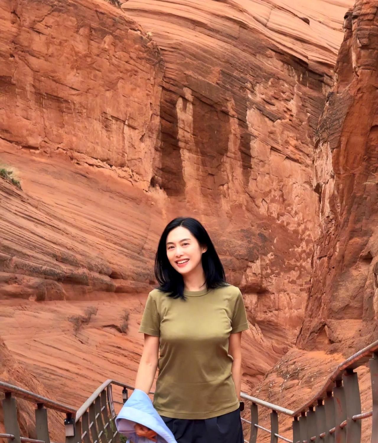 她年轻时真的是女神级别的，一直是很多50、60后的梦中情人，胸大腰细，头发乌黑发