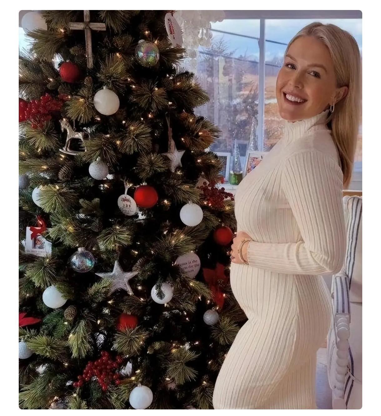 白宫28岁女发言人宣布与60岁老头的第二个孩子出世了，可能也就是高兴一时，现在他