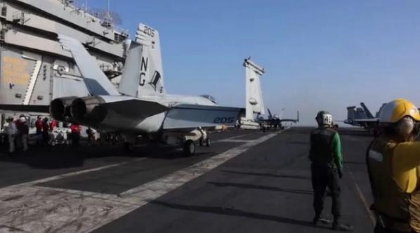 认怂了？一直硬气对抗美国的伊朗，这次居然松口让步了！美军“林肯”号航母编队直接开