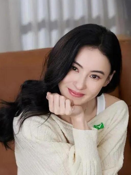 谢霆锋，估计心里有事了。自己3个孩子的妈妈张柏芝，今日出庭，遭前经纪人控告违