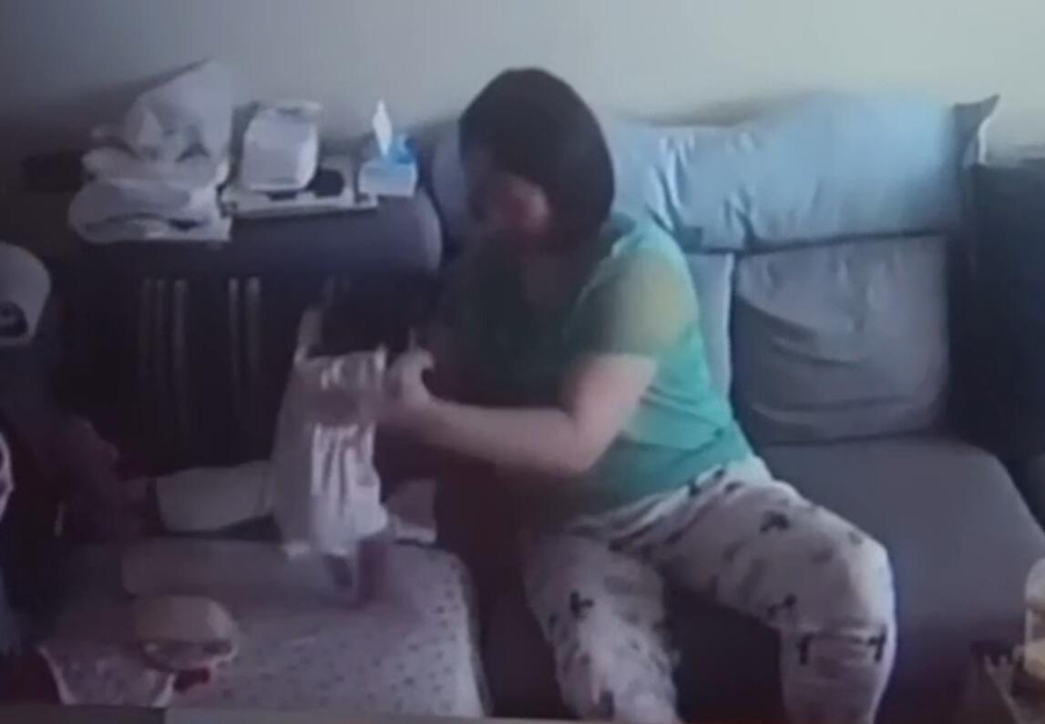 金牌月嫂猛甩40天婴儿, 称正常婴儿锻炼 专业人士: 影响婴儿大脑