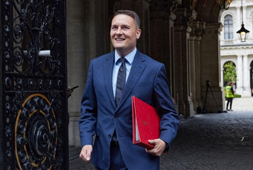 英媒体爆料：英国首相斯塔默要辞职了？不是被对手击败的，是被身边最亲近的同事硬生生
