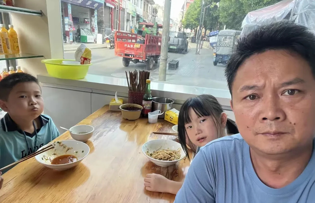 贵州，有一名男子跟妻子离婚之后，前妻对一双儿女不管不顾，令他压力非常大。最近他给