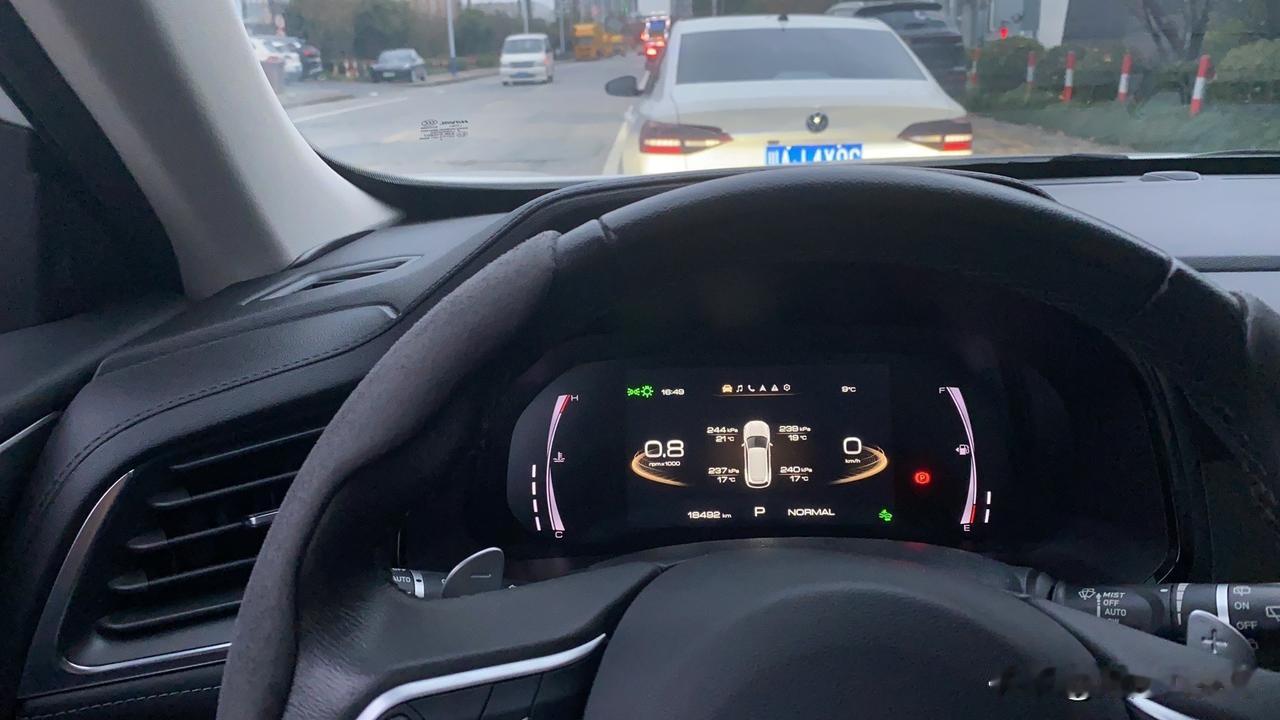 我一直开油车，经常长途自驾，每年回一趟东北一趟四川，这两年身边不少朋友陆续换了电