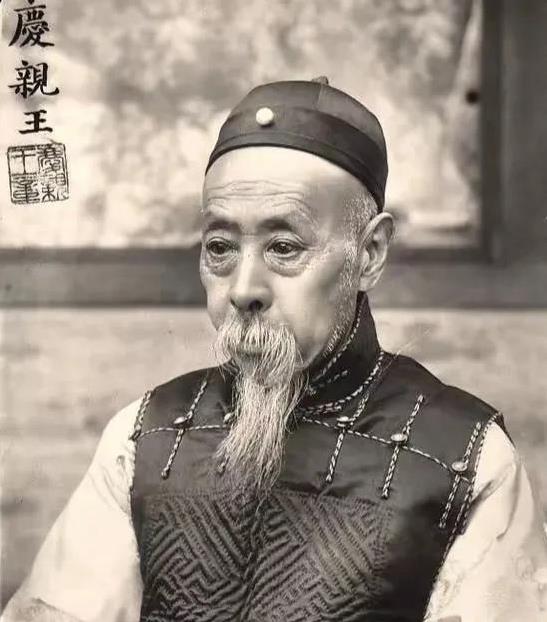1900年，大清王朝庆亲王的一张老照片。照片中，这位大名鼎鼎的庆亲王的鼻毛和