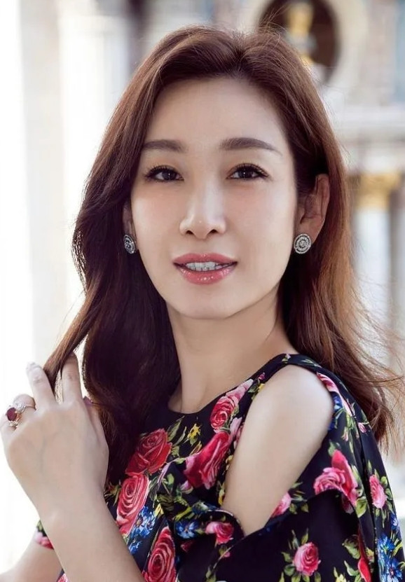 著名演员秦海璐说：“我其实算是傍了一个大款，我姐姐跟我说过：你一定要傍一个大款，