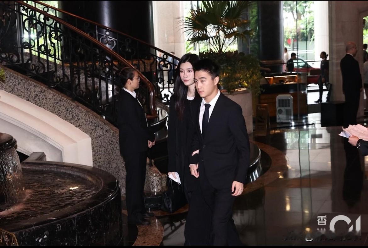 赌王四太携儿子儿媳女婿出席何超蕸追思会但是何超盈怎么变样了呢？女儿很像他的