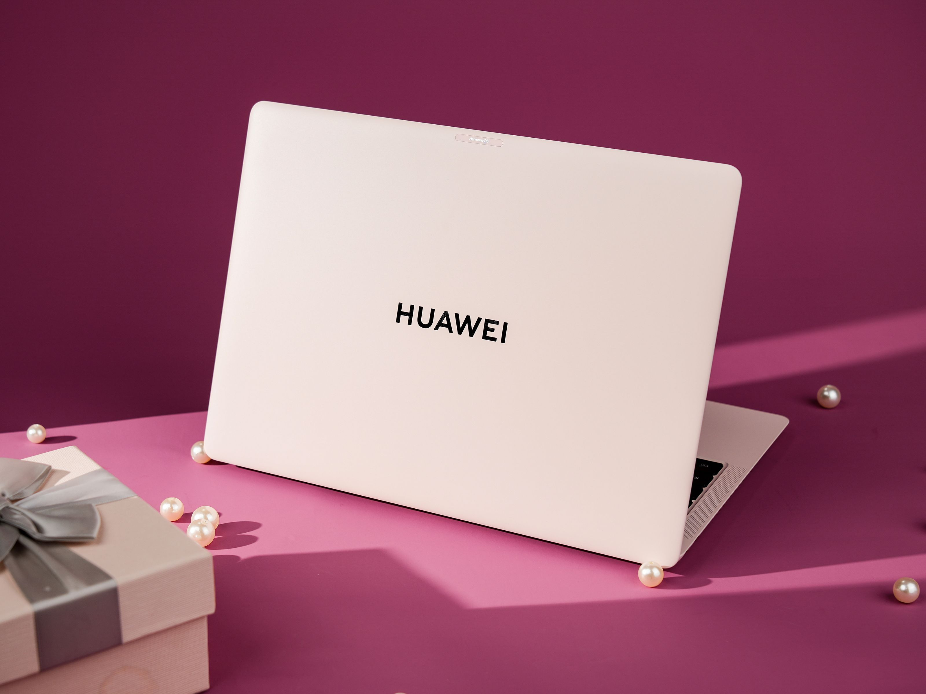 鸿蒙电脑上新啦~华为MateBookPro拂晓粉清新雅致，华为MateBook