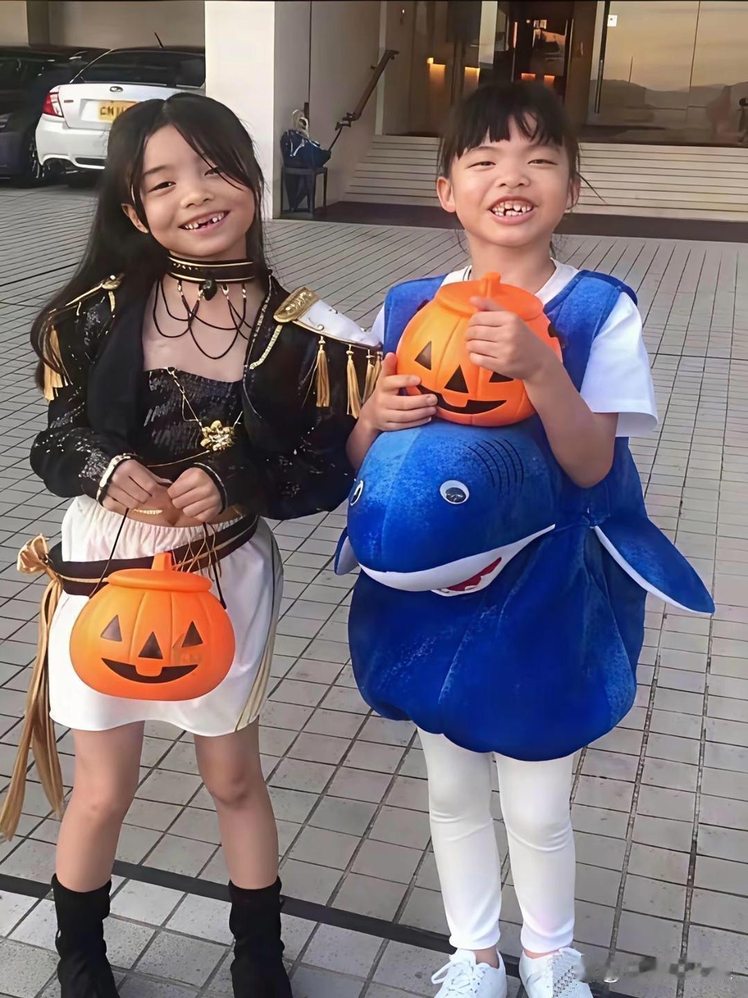 熊黛林那对双胞胎，简直一模一样，亲子鉴定费都省了