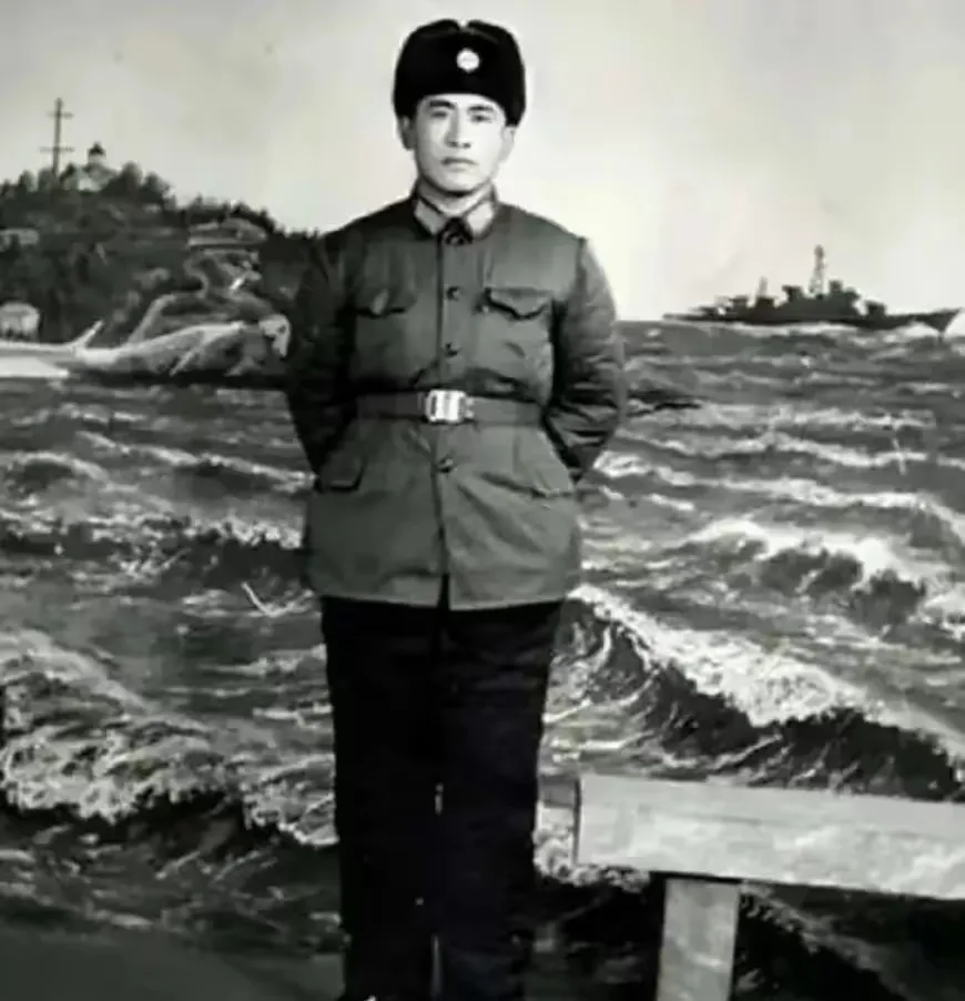 1994年，一个叫冬妮的人来到志愿军第47军“调查”自己的父亲，可是查遍了资料也
