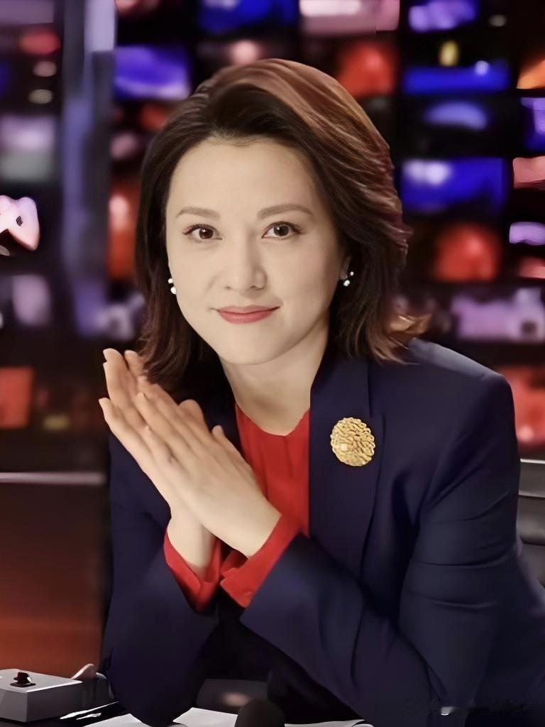 聚光灯下，她从容落座，眉眼间是阅尽千帆的沉静。梦桐开口，声线如弦，将纷繁世事娓娓