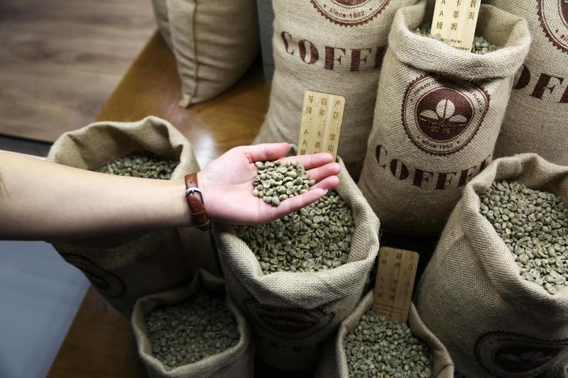 我比较爱喝咖啡，每天一两杯。昆明到处都有卖云南咖啡的，很想尝一尝，但大多是卖咖