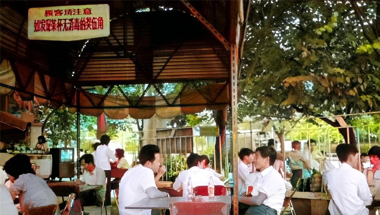 这是八十年代广州的一家餐馆里坐满了客人。这家餐馆看着非常简陋，但相当讲究卫生。因