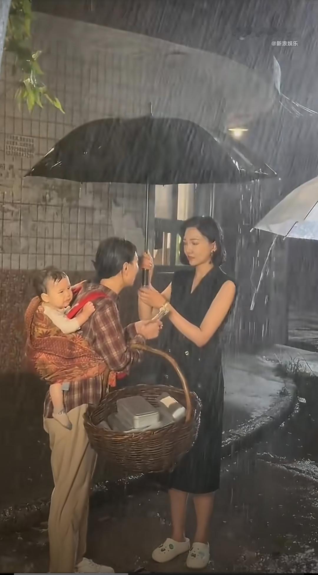 离谱！短剧雨戏为省时间让孩子淋瓢泼大雨女演员伞都不敢放低17日有短剧演员