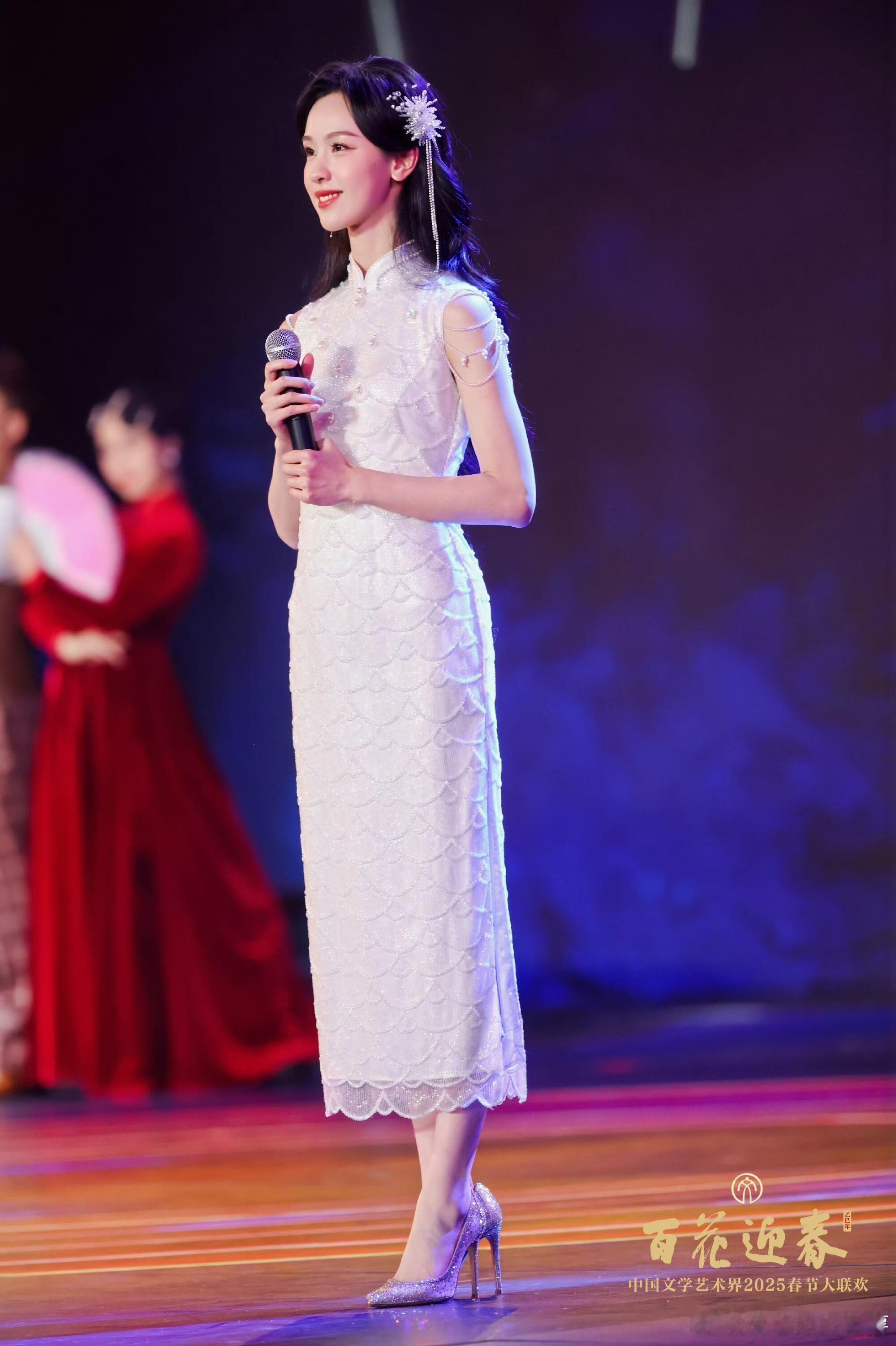 骨相里刻着江南的静谧！眉眼是宋词落款的留白。论陈都灵与新中式的适配度，我只能说新