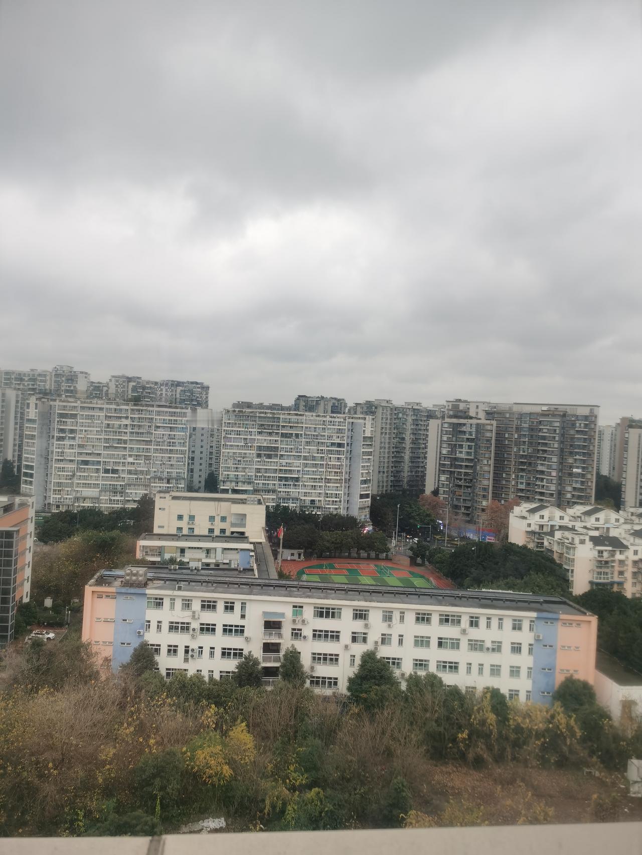 成都今日这天，简直和气象数据杠上了！预报5°，可实际体感比北方的零下5°还猛