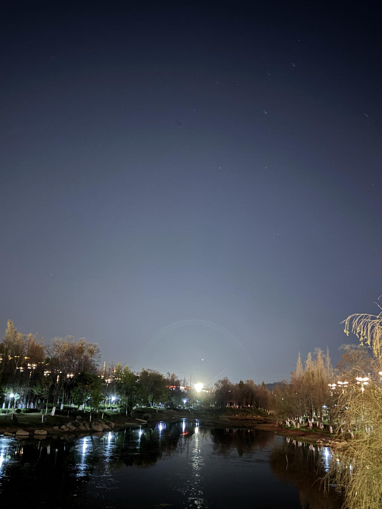 35岁被裁后我才明白：职场最大的坑，不是能力差，而是...今天刷到一条热搜：