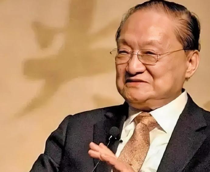 1931年，徐志摩坠机身亡。查家只派了7岁的金庸作为代表去参加葬礼。虽然是葬礼，