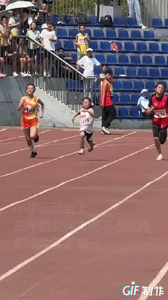 “这个小女孩上人民日报了！”辽宁沈阳，小学举行运动会，一位矮个子三年级女生和高年