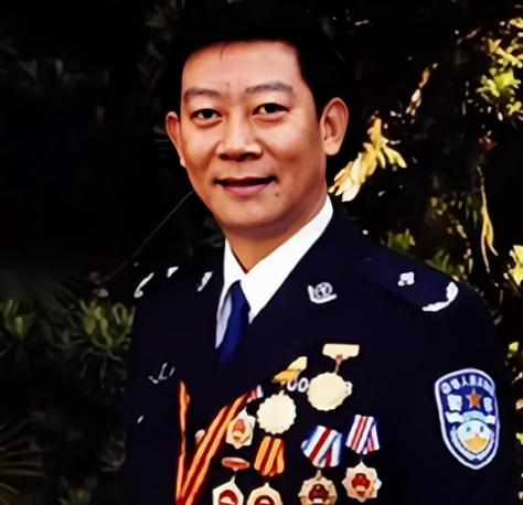 1992年，一缉毒警官露脸参加颁奖仪式。镁光灯突然打在他胸前的警号上，台下有
