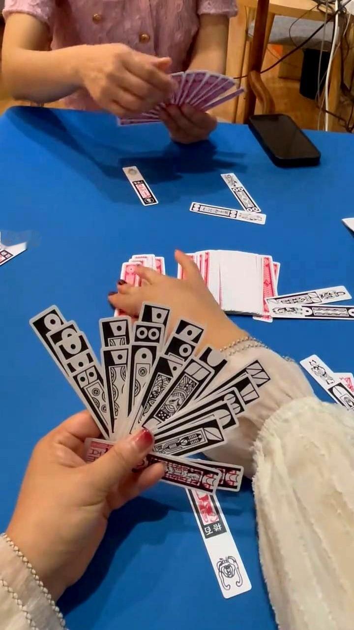 手机上打长牌，我选择当个“透明人”，就静静地看着。补张23、24、25，手里