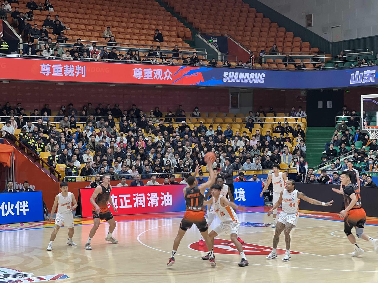 嗯。约翰逊打福建打的好像不像前两场那么顺手啊，只拿到了12分。赛后邱彪说约翰逊是