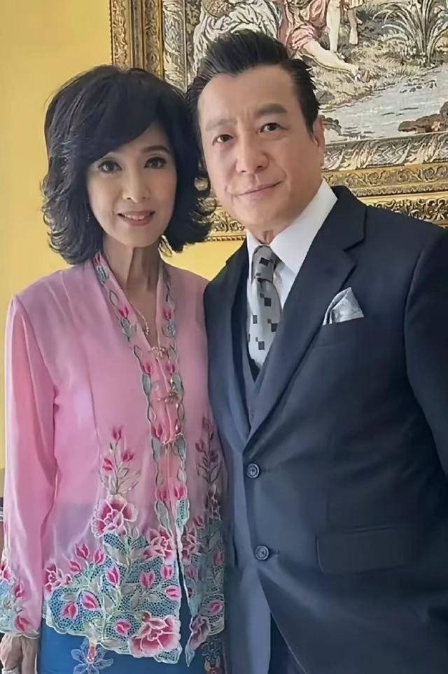 70岁的米雪素颜的样子看着真实、优雅又年轻！​​​