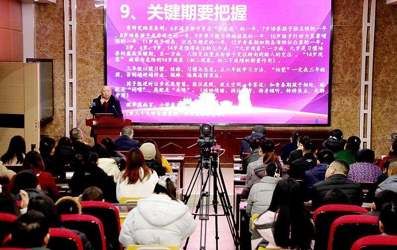 谁也不能强制教师自费参加培训广西南丹县多名小学教师反映，因上学期教学成绩排名