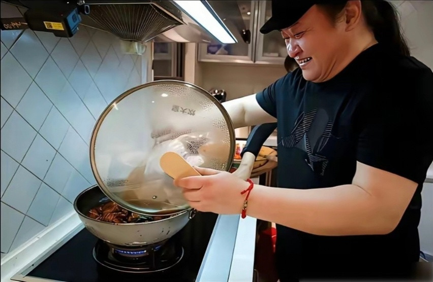 刘欢家里没请过保姆，但一年摆一次八十多人的流水席。吉克隽逸、袁娅维、赵雷，全是座上客。​老刘亲自下厨