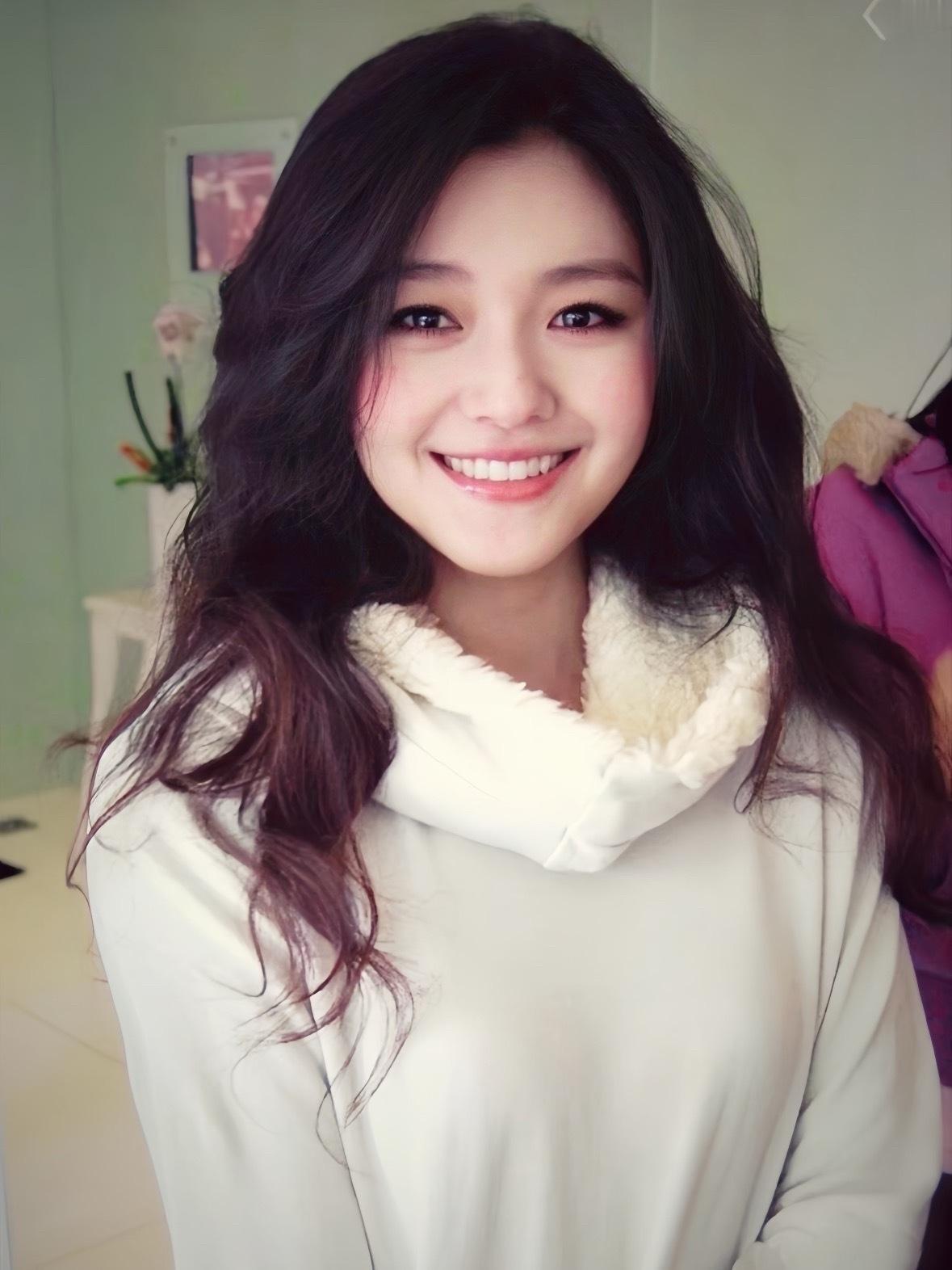 吴佩慈深夜忆好友，首曝大S签名死亡是必然的戳痛人心。11月24号半夜，她