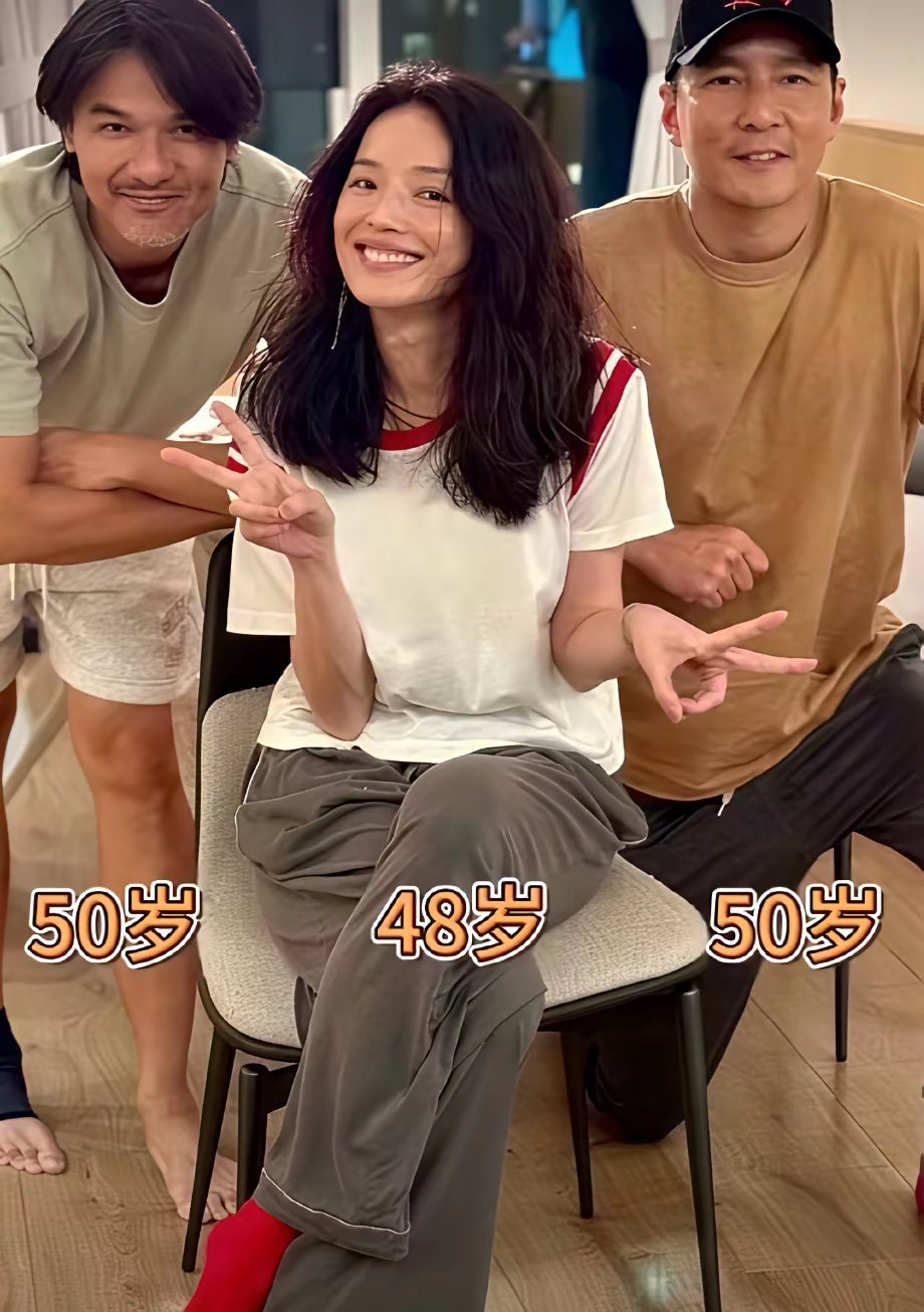 26年的光阴不改美少年的容颜唯一改变的就是舒淇冯德伦成了一对佳偶。​​​